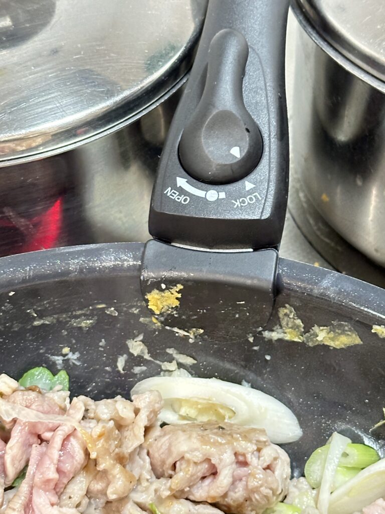 取っ手が取れるグリーンパンを実際に使ってるところ