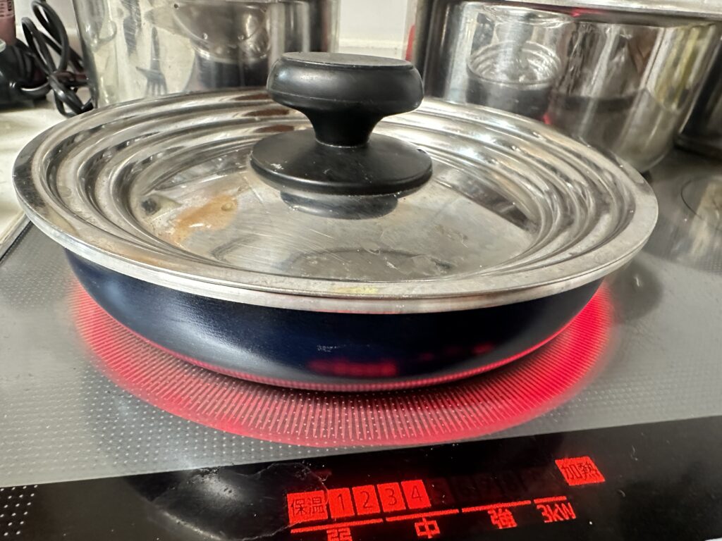 取っ手の取れるグリーンパンは取っ手がないと既存の蓋でも使えます